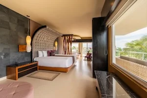 https://www.palmarbeachresortandspa.com.mx/galleries/Suites/MASTER BEDROOM KING CORNER SUITE OCEAN FRONT.webp